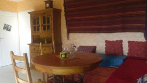 Chatuzange-le-Goubetにあるrossignolのテーブル、ソファ、テーブル、椅子が備わる客室です。 +7枚の写真