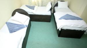 Letto o letti in una camera di Mitra Garden Inn