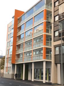 un edificio en una calle con una persona caminando delante en Antintorni Apartment 7, en Pori