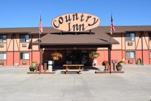 un edificio con un cartello che legge "Country Inn" di Country Inn Libby a Libby
