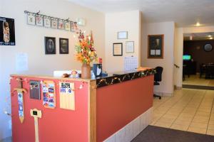 een kleurrijke toonbank in een restaurant met een toonbankblad bij Country Inn Libby in Libby