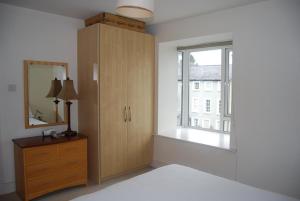 Postel nebo postele na pokoji v ubytování Harbour View Apartment Kinsale