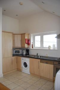 Kuchyň nebo kuchyňský kout v ubytování Harbour View Apartment Kinsale