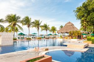 una piscina en un complejo con palmeras en Royal Decameron Panamá - All Inclusive, en Playa Blanca