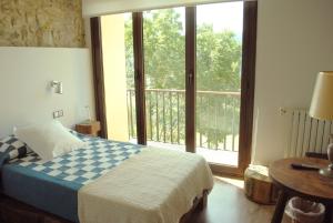 a bedroom with a bed and a large window at El Lacayo de Sestiello in Grado