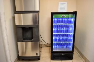 una máquina expendedora de bebidas junto a un enfriador de agua en Country Inn Libby, en Libby