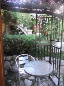 Balkoni atau teres di Oleander Stone House
