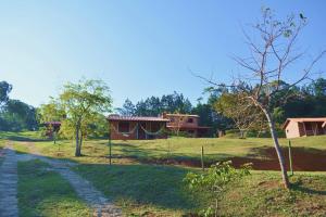 um parque com uma casa e um caminho em Ibitiaçu Chales em Conceição da Ibitipoca