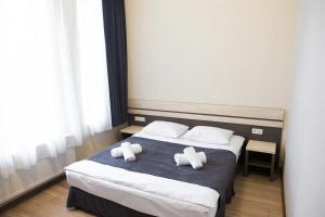 1 dormitorio con 1 cama con 2 almohadas blancas en Hotel Merry Land, en Horodenka
