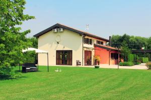 a house with a lawn in front of it at Country House La Perla del Sile in Sant'Elena di Silea