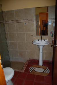 un baño con lavabo e inodoro en La Sala Hotel Boutique, en Tinogasta 34 fotos más