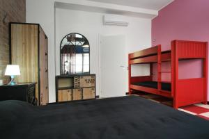 1 dormitorio con cama roja y estante rojo en Milano Affittacamere, en Milán