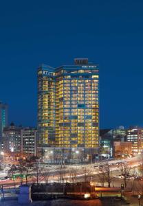 un edificio alto en una ciudad por la noche en Park Hyatt Seoul en Seúl