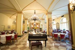 um restaurante com um piano no meio de uma sala em Arlington Resort Hotel & Spa em Hot Springs