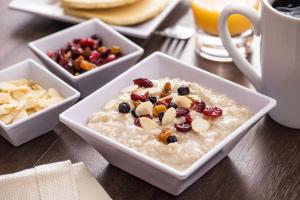 uma tigela de aveia com frutas e nozes numa mesa em Hyatt Place Bethlehem-Downtown em Bethlehem