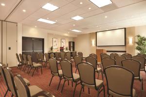 una habitación con un montón de sillas y una pantalla en Hyatt Place at Anaheim Resort / Convention Center en Anaheim