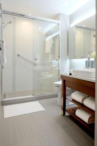 bagno con doccia, lavandino e servizi igienici di Hyatt Place Charlotte Downtown a Charlotte