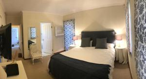 a bedroom with a large bed in a room at Chinta Cottage Hermanus in Hermanus