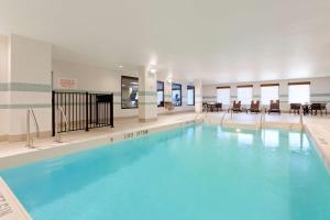 uma grande piscina com água azul num edifício em Hyatt Place Austin Downtown em Austin