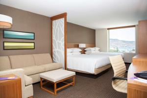 Habitación de hotel con cama y sofá en Hotel Mar de Cortes, en La Paz