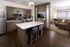 Η κουζίνα ή μικρή κουζίνα στο Hyatt House Pittsburgh Bloomfield Shadyside