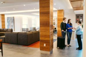 een groep mensen in een lobby met een koffer bij Hyatt House Dallas / Frisco in Frisco