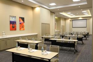 uma sala de aula com mesas e cadeiras e uma tela de projeção em Hyatt Place Tegucigalpa em Tegucigalpa mais 23 fotografias