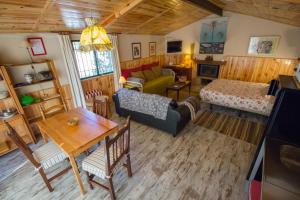 a living room with a bed and a dining room at El Paso de las Cigüeñas in Candeleda