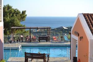ein Pool mit Blick auf das Meer in der Unterkunft Mykali Hotel in Pythagoreio