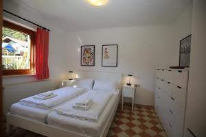 1 dormitorio con 1 cama con 2 toallas en Haus Vera, en Zell am See