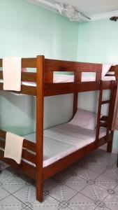 - łóżko piętrowe w pokoju w obiekcie Safari Inn w mieście Dar es Salaam
