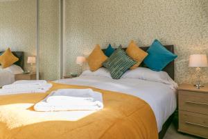 Tempat tidur dalam kamar di Penthouse 5 mins walk to City Centre & Colleges with Balcony & Sleeps 6