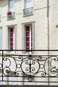 - Balcón de un edificio con 2 ventanas en L'Argenterie, Apparts de charme, parking gratuit, en Montpellier