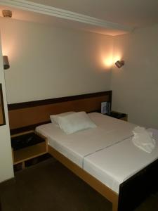Säng eller sängar i ett rum på Platinum Hotel