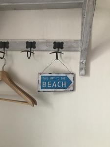 a sign that says this way to the beach at Old Vicarage Mortehoe Near Woolacombe 2 x sleeps 4 and 1 x sleeps 10 cottages in Mortehoe