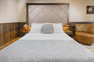 Posteľ alebo postele v izbe v ubytovaní Komló Hotel Gyula