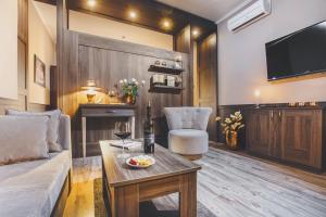 Televízia a/alebo spoločenská miestnosť v ubytovaní Komló Hotel Gyula
