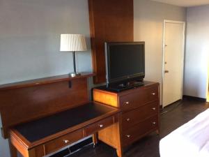 TV at/o entertainment center sa Extend-a-Suites Phoenix