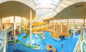 Bazén v ubytovaní Komló Hotel Gyula alebo v jeho blízkosti