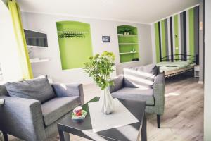 ein Wohnzimmer mit 2 Sofas und einem Tisch in der Unterkunft Apartament Grosik in Duszniki-Zdrój