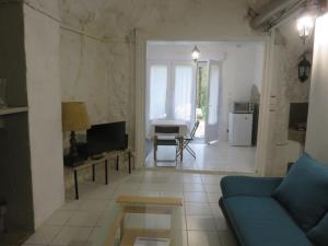 a living room with a blue couch and a table at Gîte en Touraine in Luynes