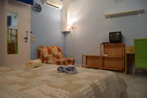 ボローニャにあるMonolocale porta San Vitaleのベッドルーム(ベッド1台、椅子、テレビ付)