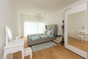 een slaapkamer met een bed, een bureau en een spiegel bij Sweet Home Vienna Garden in Wenen