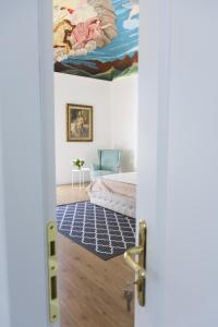 una camera da letto con un letto e un dipinto sul muro di I Borbone a Caserta