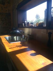 encimera de cocina con fregadero y ventana en Hogar de Campo en San Rafael