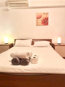 een slaapkamer met een bed met handdoeken erop bij dream residence zepter in Boekarest