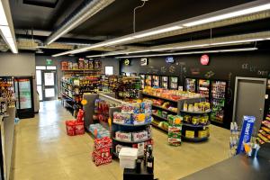 Supermarket in druge trgovine poleg motela oz. v okolici