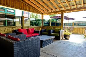 eine Terrasse mit Sofas, einem Tisch und Stühlen in der Unterkunft 121 Steakhouse & Motel in Assiniboia