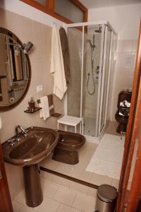 W łazience znajduje się toaleta, umywalka i prysznic. w obiekcie Affittacamere Fiorella w mieście Riomaggiore