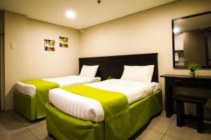 Postel nebo postele na pokoji v ubytování Jade Hotel and Suites